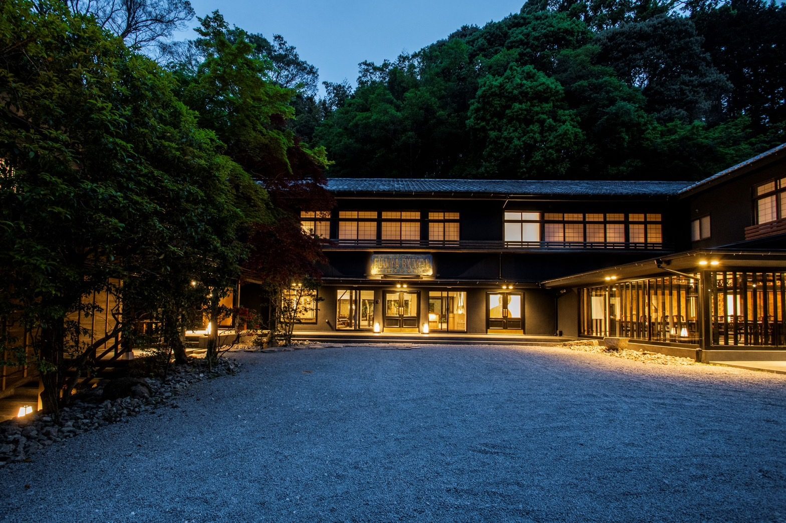 夕暮れの富士屋旅館の外観と玉砂利の前庭