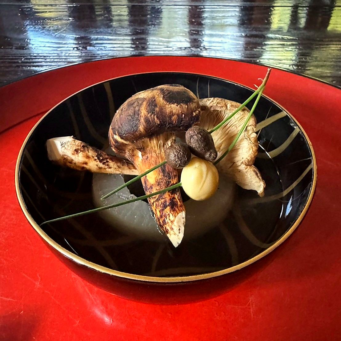 焼き松茸を添えた椀物